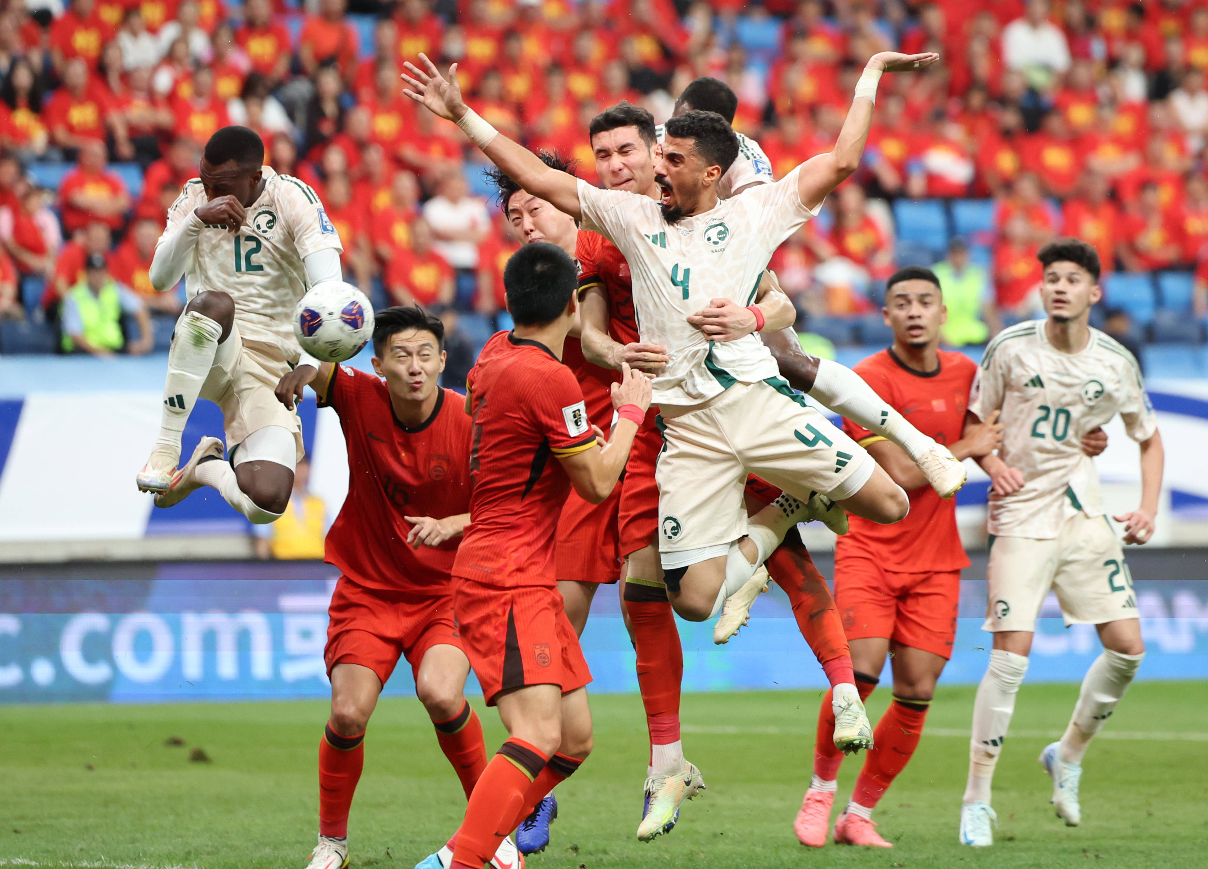 主教练因解约离队，球队临时换帅备战