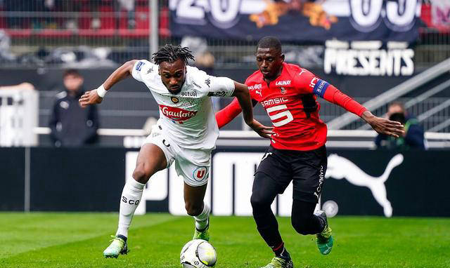 包含乌迪内斯客场艰难告捷，取得保级关键三分的词条