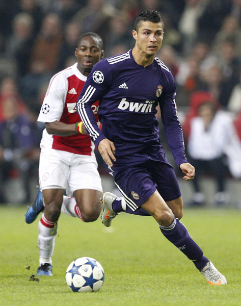 关于阿贾克斯主场-战胜皇马，豪取三分的信息