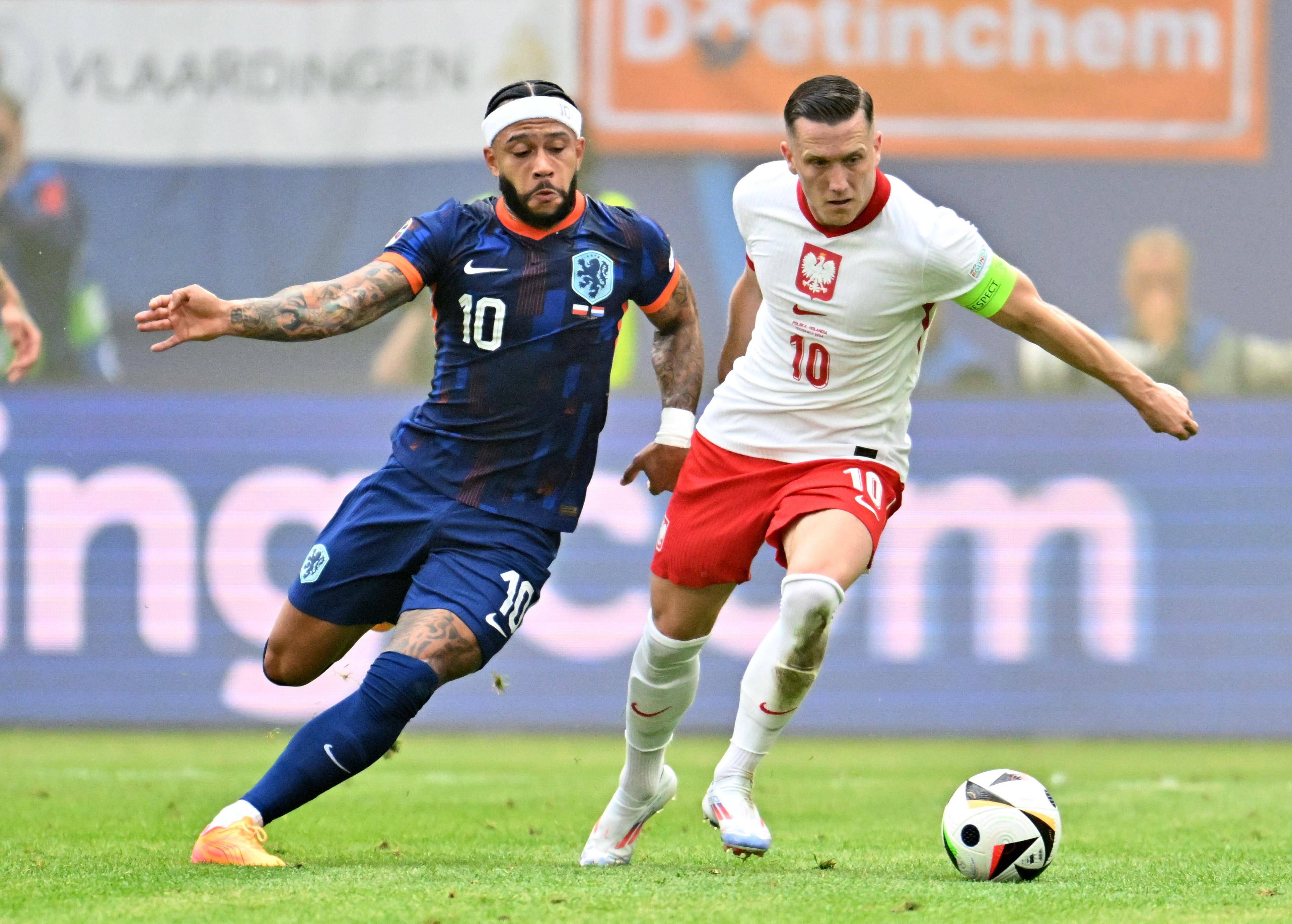 欧洲足球预选赛中的较量，场面激烈