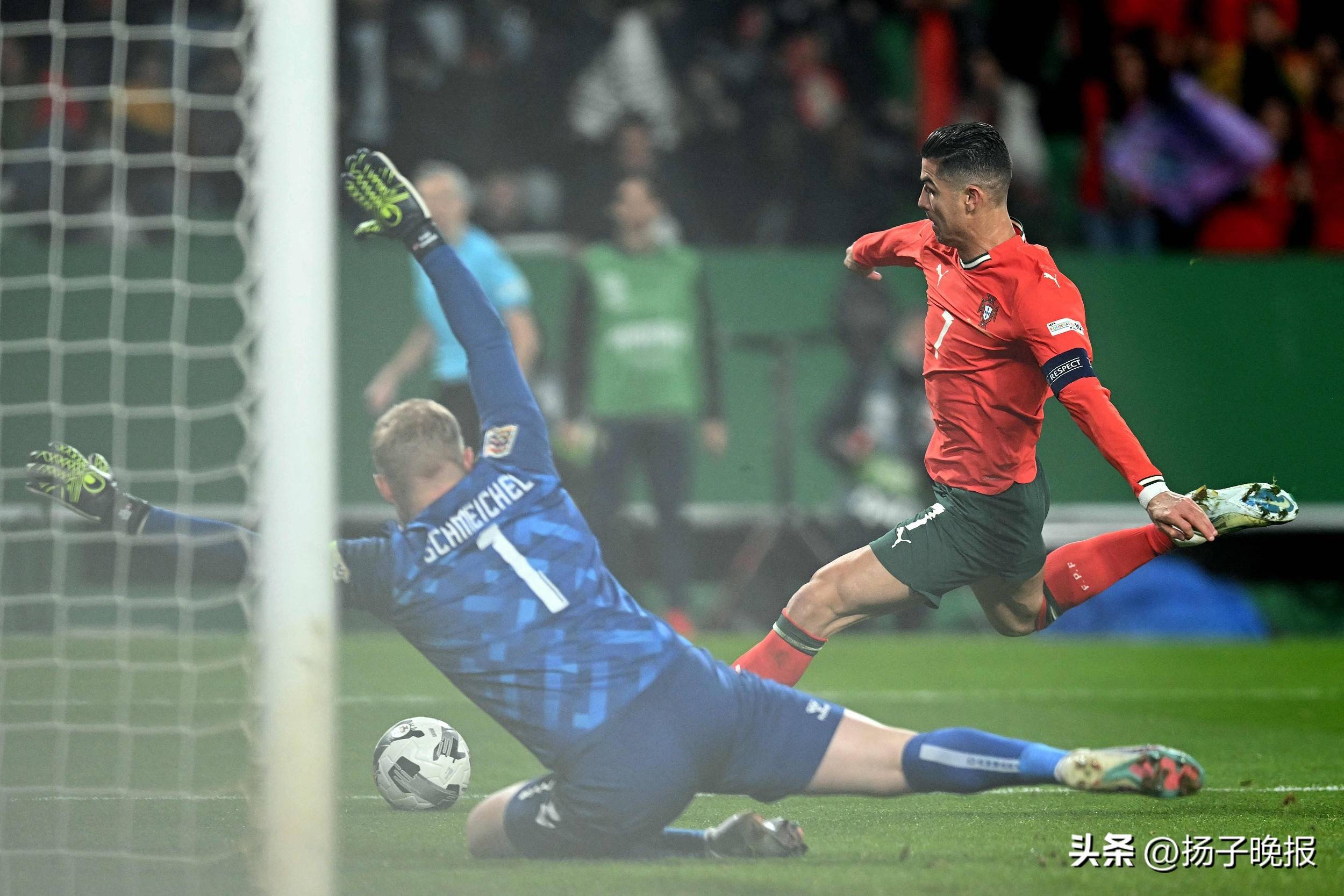 比利时队在对战丹麦的关键攻防战