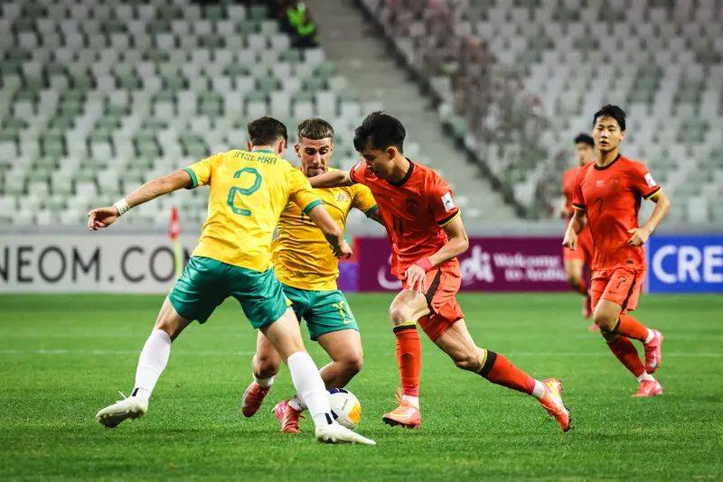 中国足球联赛精彩战况吸引球迷目光