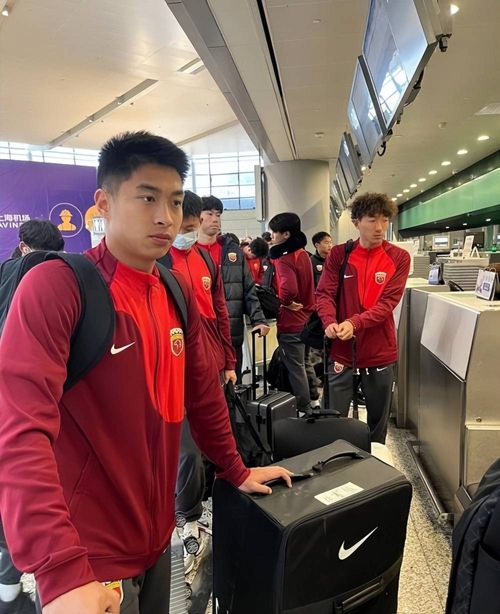 上海上港队新赛季招募青训球员