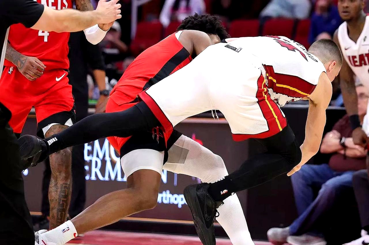 四川队前锋射门如神令敌方防线崩溃