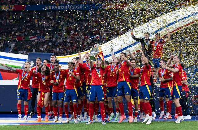 西班牙足球教练团队整容计划