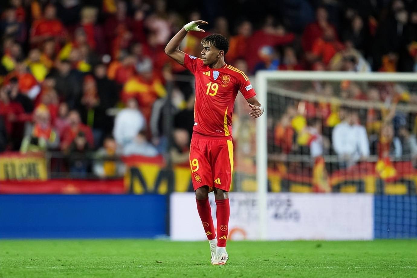 欧国联赛事精彩不断，球场上的精彩时刻层出不穷的简单介绍