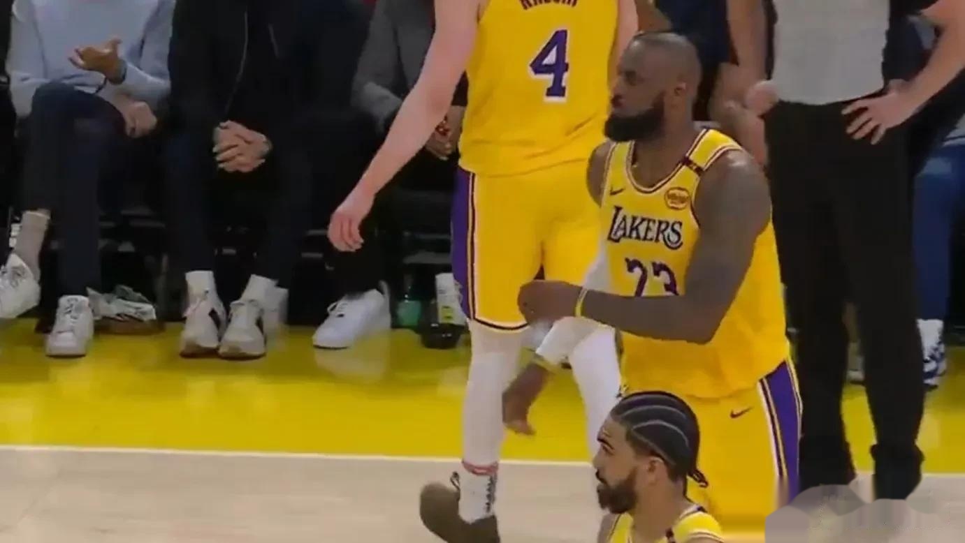 PG平台-职业篮球比赛总决赛激烈角逐，湖人队夺冠