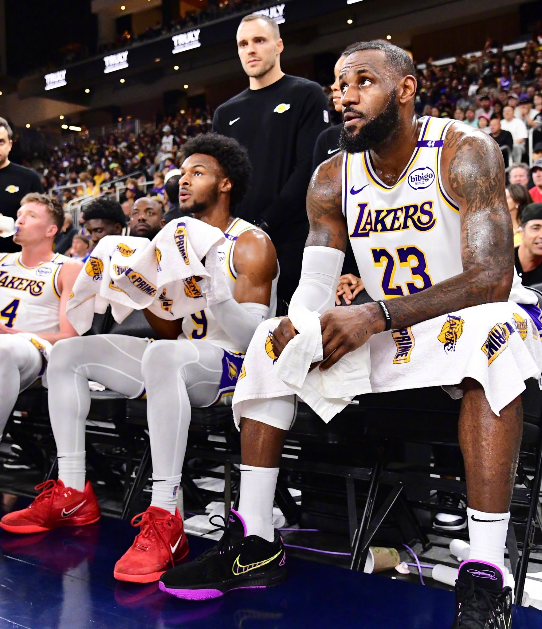 太阳逆转击败湖人，布克砍下45分