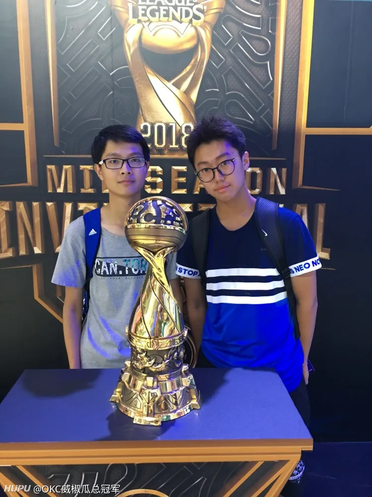 PG电子试玩官网-游泳冠军为粉丝签名助力助威