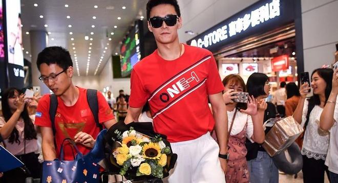 游泳冠军为粉丝签名助力助威