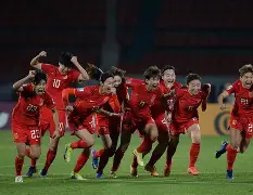 关于中国女足队员团结协作，赢得关键比赛的信息