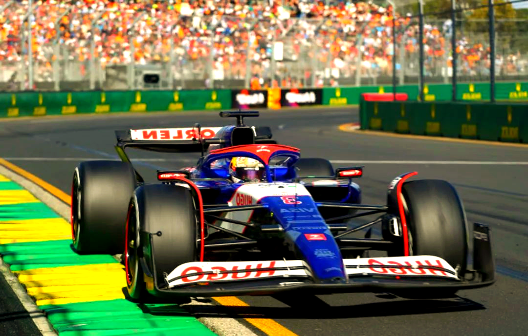 雷诺车队鏖战红牛车队，塞恩斯惊艳四座的简单介绍